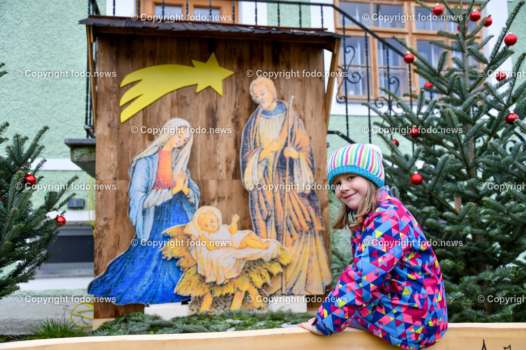 Krippenweg Geboltskirchen_ 06.12.2022-3 | 06.12.2022, Geboltskirchen, AUT, Krippenweg, im Bild Valentina Kumpfmueller (6) bei der Krippe am Oelerhaus, einem Museum
