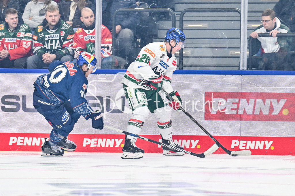 EHC RB München - Augsburger Panther | MUNICH, GERMANY - 30. DECEMBER: im Duell Maximilian DAUBNER (RB München 70) und Cody KUNYK (Augsburger Panther 20) während dem Match zwischen dem EHC Red Bull München und den Augsburger Panthern am 34. Spieltag der Penny DEL im SAP Garden