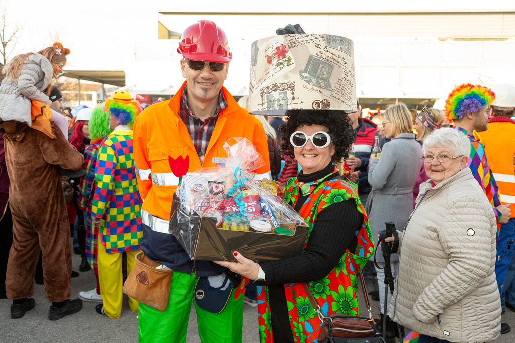 05_PRÄMIERUNG_9995 | Fotostrecke: FASCHINGSUMZUG 2025 in Loosdorf. 22 Masken(gruppen)-Teilnehmer: Loosdorfer Vereine, Wirtschaftstreibende, Gemeindeabordnungen sowie Kreditinstitute. rund 700 Besucher entlang der Hauptstrasse. Veranstaltungs-Sicherung durch Mannschaft der FF-Loosdorf mit schwerem Gerät. Maskenprämierung am EKZ-Platz durch Bgm. Thomas Vasku in den Kategorien: Bester Festwagen (Fa. gkonzept-Groissenberger; Beste Personengruppe-ASK-Loosdorf; Beste Einzelperson; Weiteste Anreise-FF Schollach;