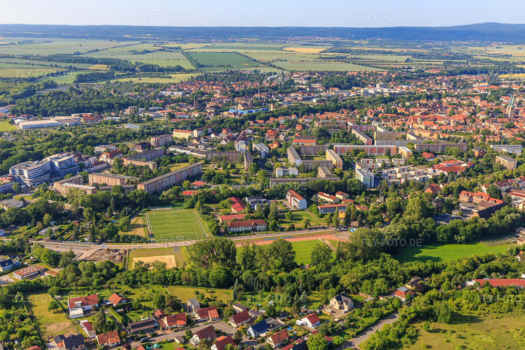 Luftbild: Fichtenstraße mit Bolzplatz an der Berufsbildenden Schule in Quedlinburg im Bundesland Sachsen-Anhalt in Deutschland. Foto: IMG_148258.jpg vom 14.06.2025 durch Werner Riehm/FLY-FOTO.deBerufsbildende Schulen Quedlinburg
