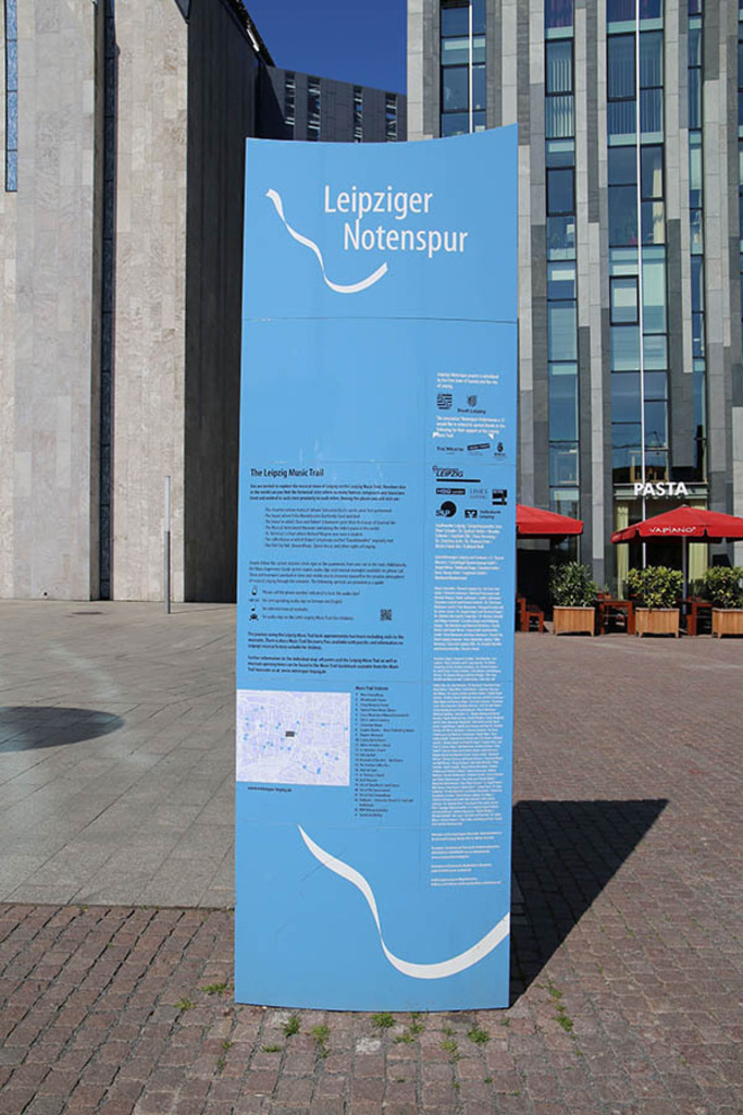 Leipziger Notenspur - Basispylon auf dem Augustusplatz | Entdecke über 20 Kategorien Leipzig-Motive: Foto-Downloads, hochwertige Poster, Leinwand- & Fine-Art-Prints. Jetzt Lieblingsfoto im Bildlexikon Leipzig Shop bestellen!