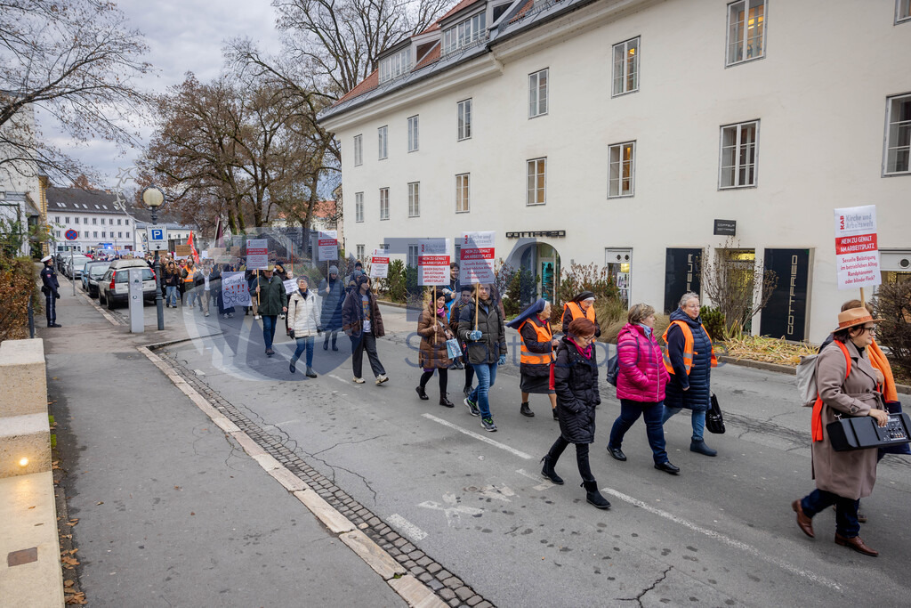 RR5M6172 | 29.NOV.24-Protestmarsch gegen Gewalt-Copyright: Katholische Kirche Kärnten/Denk Dich Neu/Trainproduction/Matthias Trinkl