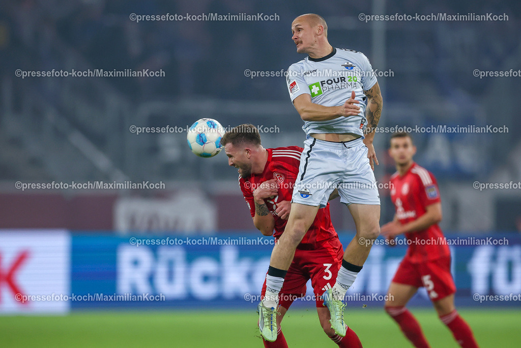 Due09112401059 | 09.11.2024, Fußball, Fortuna Düsseldorf - SC Paderborn 07, 2. Bundesliga, Merkur Spiel-Arena, Saison 2024 2025: Andre Hoffmann (Fortuna Düsseldorf #3) gegen Sven Michel (Paderborn #11)DFB regulations prohibit any use of photographs as image sequences and or quasi-video.