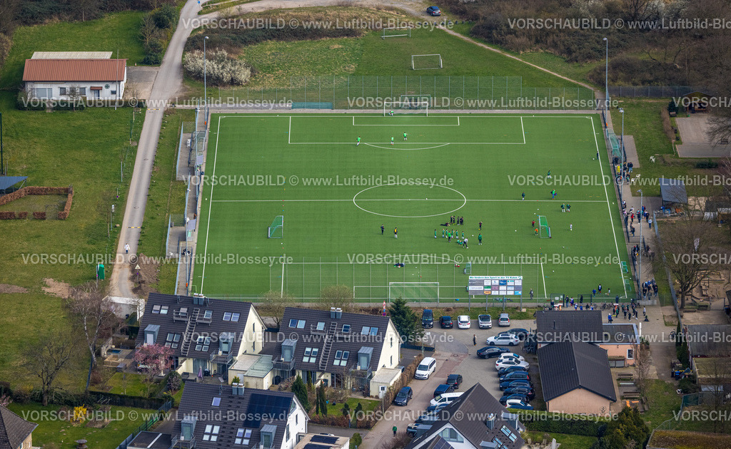 Duisburg240302545 | Luftbild, Fußballstadion Reiserpfad, Turnerschaft Duisburg-Rahm 1906 e.V., Fußballspieler auf dem Feld, Rahm, Duisburg, Ruhrgebiet, Nordrhein-Westfalen, Deutschland, Duisburg-S