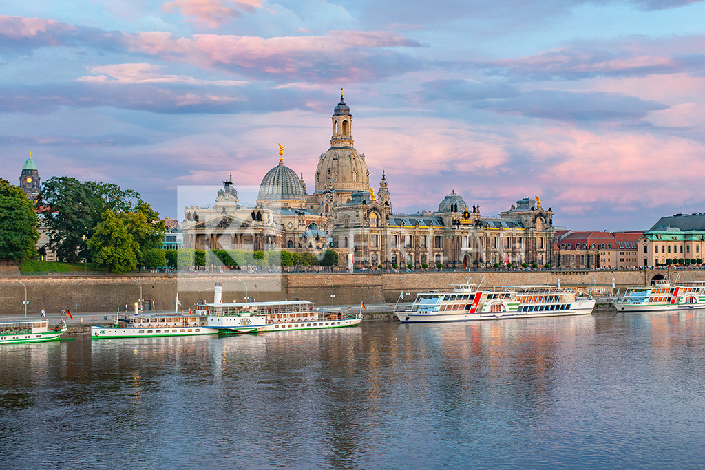 Altstadtsilhouette-Frauenkirche-Dampfer-Elbe_MG_6065 | Die schöne Altstadt Dresdens mit den Dampfern der Weißen Flotte vor der berühmten Silhouette mit der Frauenkirche - Realisiert mit Pictrs.com