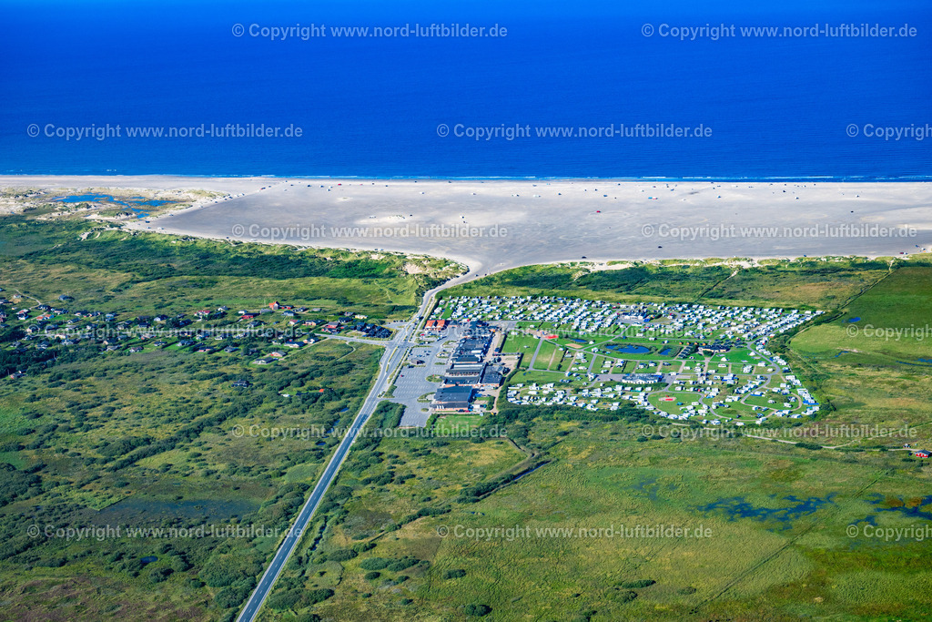 Römö_Dänemark_Strand_ELS_7270280824280824 | RöMö 28.08.2024 Campingplatz mit Wohnwagen und Zelten im Küstenbereich " First Camp Lakolk Strand - Römö " an der Straße Lakolk Butikscenter in Römö auf der Insel Römö in Region Syddanmark, Dänemark. // Campsite with caravans and tents in the coastal area " First Camp Lakolk Strand - Roemoe " on street Lakolk Butikscenter in Roemoe at the island Roemoe in Syddanmark, Denmark. Foto: Martin Elsen