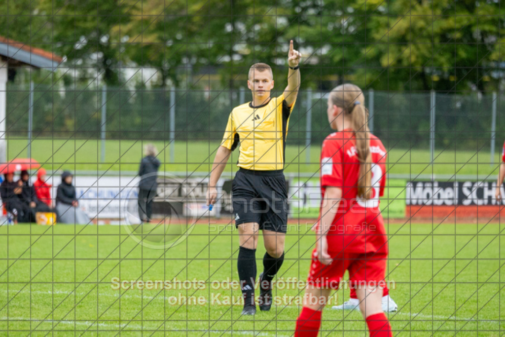 20251004_142706_0303 | #,1.FC Donzdorf (rot) vs. FC Freiburg-St. Georgen (grau), Fussball, EnBW-Oberliga B -Juniorinnen, 04. Spieltag, Saison 2025/2026, Rasenplatz, Lautertal Stadion, Süßener Straße 16, 73072 Donzdorf, 04.10.2025 - 14:00 Uhr,Foto: PhotoPeet-Sportfotografie/Peter Harich
