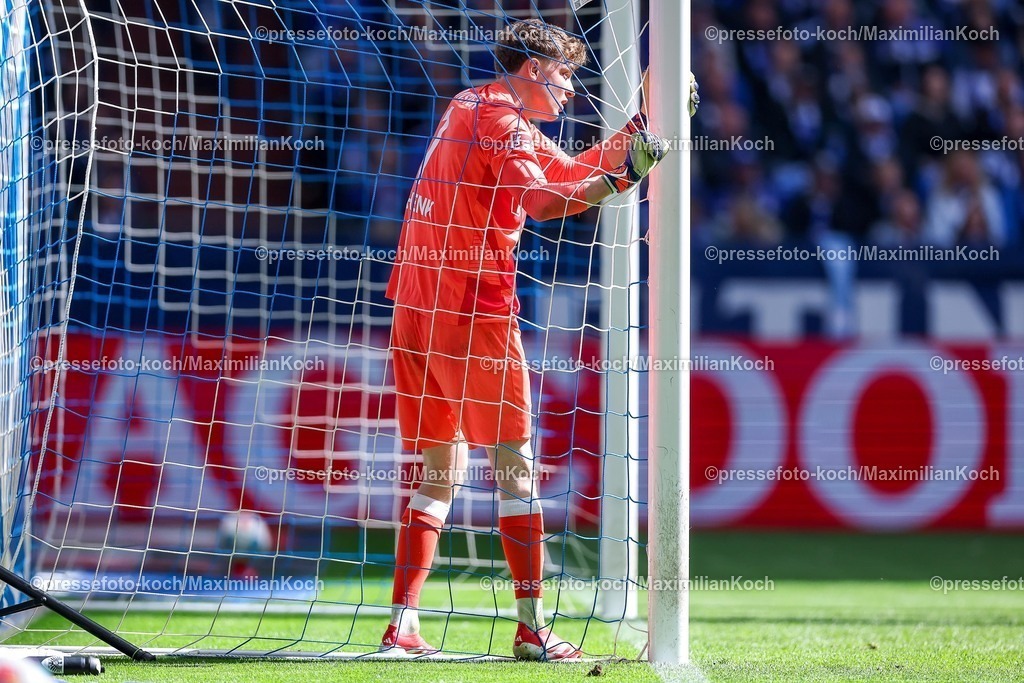 S0419042601047 | 19.04.2026, Fußball, FC Schalke 04 - SC Preußen Münster, 30. Spieltag, 2. Fußball Bundesliga, Veltins-Arena Gelsenkirchen, Saison 2025 2026: Torwart Johannes Schenk&nbsp;(Preussen Muenster #01) verheddert sich im Tornetz  DFB regulations prohibit any use of photographs as image sequences and or quasi-video.