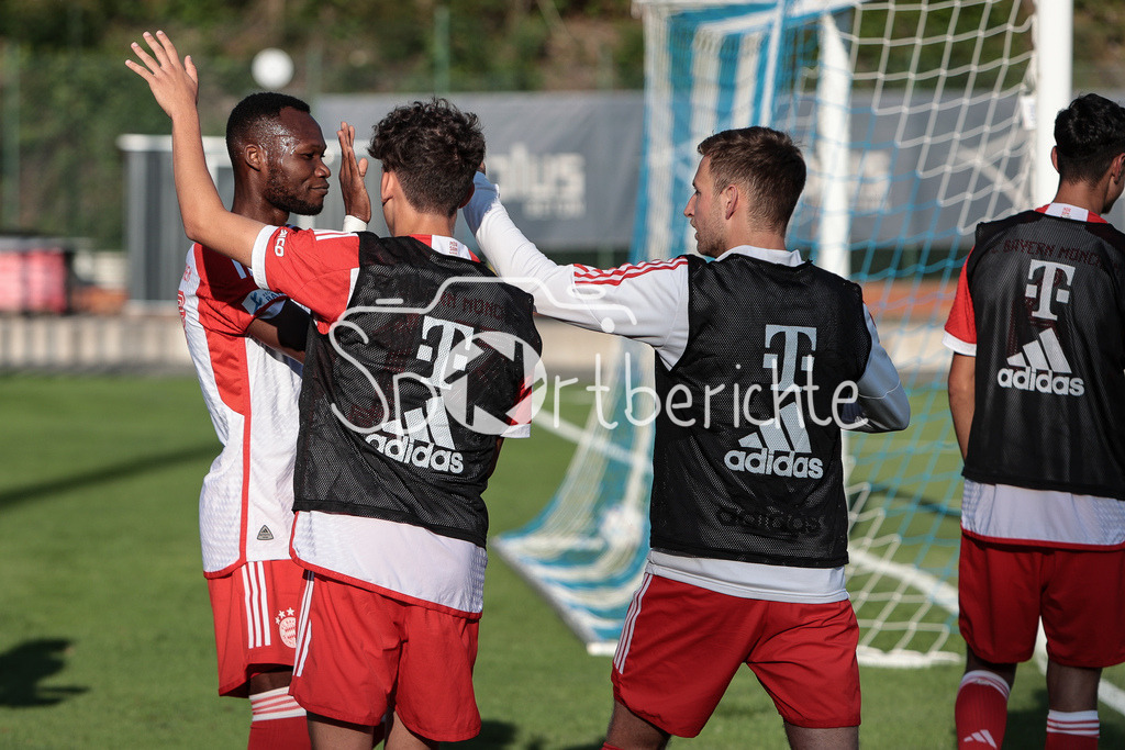 FC Pinzgau Saalfelden - FC Bayern Amateure | Jubel der Bayern Amateure nach dem Treffer zum 0-1 durch Noel ASEKO (FCB #21) / Assist durch Desire SEGBE (FCB #27)