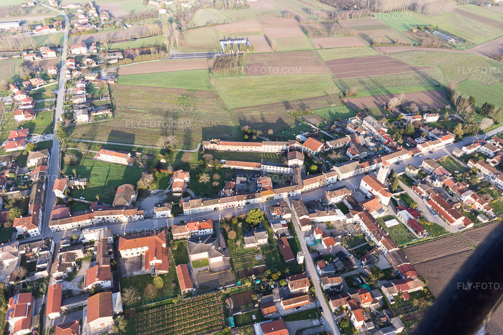 Aerial view: View of the town in San Paolo in the state Friuli Venezia Giulia, Italy. – Photo: IMG_105657.jpg taken on 04/08/2018 by Werner Riehm/FLY-FOTO.com – Resolution of the original: 5472 x 3648 px