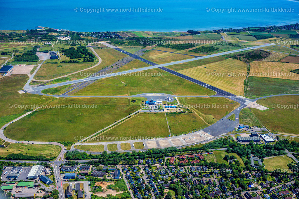 Sylt_Westerland_Flugplatz_Airport_ELS_4676210625 | SYLT 21.06.2025 Start- und Landebahnen mit Rollwegen Hangaranlagen und Terminals auf dem Gelände des Flughafen Westerland auf der Insel Sylt im Bundesland Schleswig-Holstein, Deutschland. // Runway with hangar taxiways and terminals on the grounds of the airport Westerland at the island Sylt in the state Schleswig-Holstein, Germany. Foto: Martin Elsen