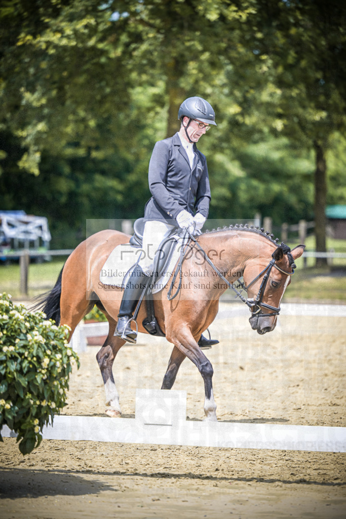 DOS_2941 | Entdecke hochwertige Reitturnierfotos von Foto Oger. Professionell, emotional und authentisch – jetzt Lieblingsmomente im Shop bestellen.Deutschlandweite Turnierfotografie. - Realisiert mit Pictrs.com