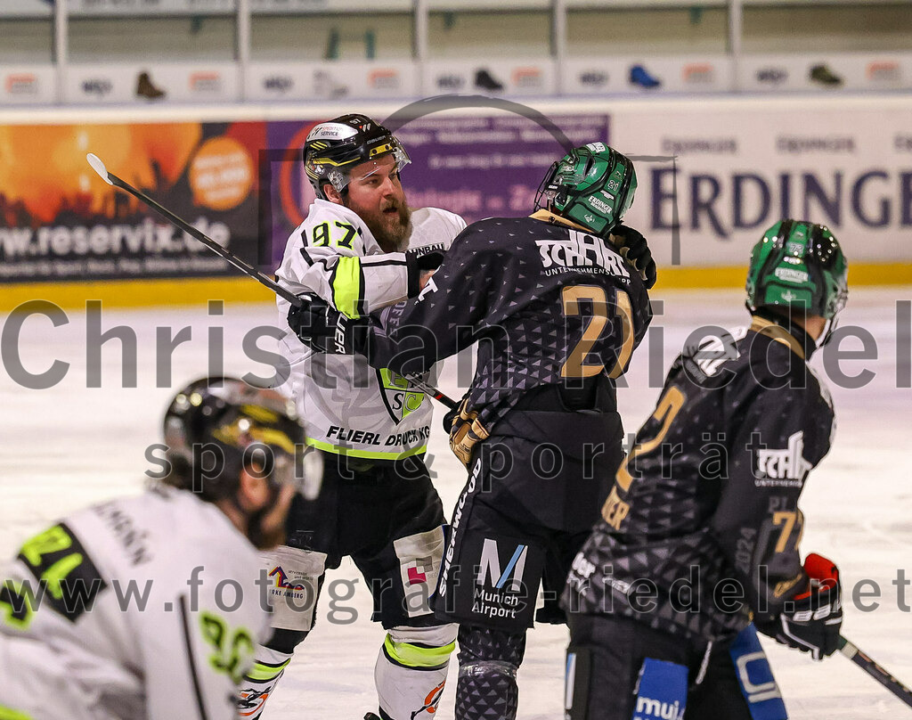 2024-03-01_134_TSV_Erding_gegen_ERSC_Amberg | Erding, Deutschland, 01.03.2024:
Eishockey, Bayernliga Playoffs 2023 / 2024, 5. Spieltag, TSV Erding gegen ERSC Amberg, Endergebnis: 9:0

Daniel Krieger (ERSC Amberg, #97), Erik Modlmayr (Erding Gladiators, #21)

Foto: Christian Riedel / fotografie-riedel.net