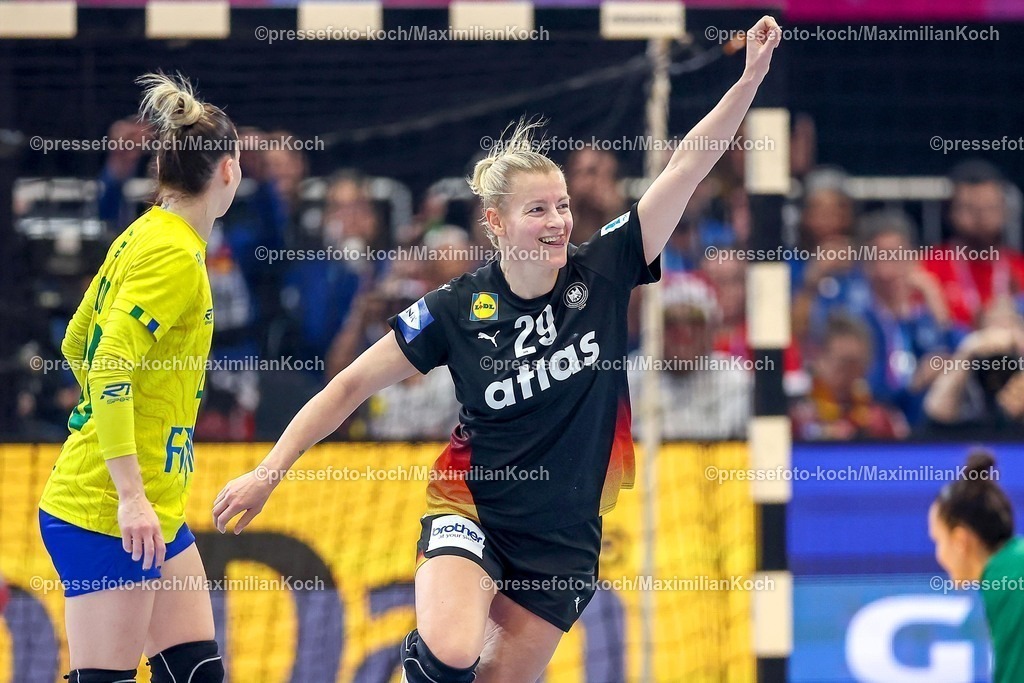 IHF09122501059 | 09.12.2025, Handball WM Frauen, Viertelfinale, Deutschland - Brasilien, 27th IHF Women's Handball World Championship, Westfalenhalle Dortmund: Antje Doll (GER #29)  jubelnd auf dem Spielfeld 