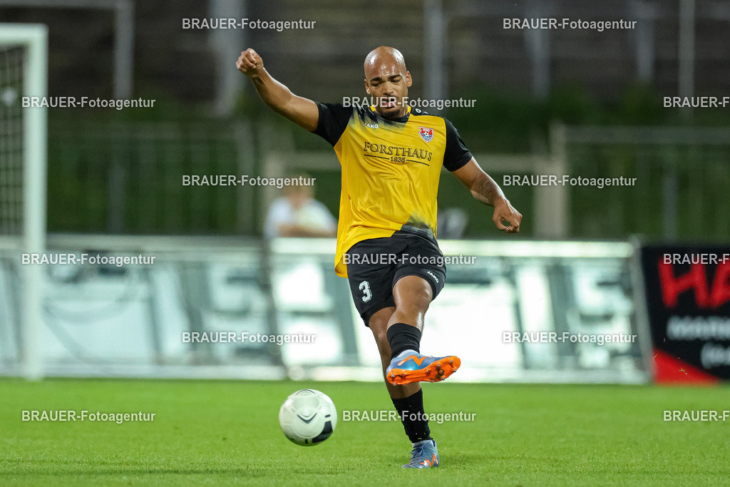 SB_KFCBAU_20250815_5854.JPG -  - KFC Uerdingen - SF Baumberg - Oberliga Niederrhein | Krefeld, Deutschland, 15.08.25: Anthony Oscasindas (KFC Uerdingen) in Aktion, am Ball, Einzelaktion während des Oberliga Niederrhein Spiels zwischen KFC Uerdingen - SF Baumberg in der Grotenburg Stadion am 15. August 2025 in Krefeld, Deutschland. (Foto von Stefan Brauer/Brauer-Fotoagentur)