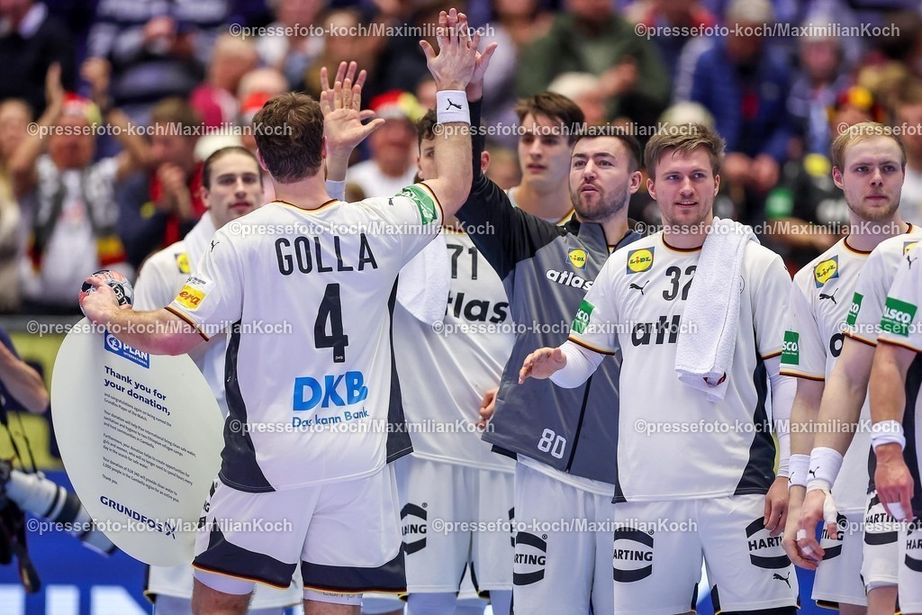 EHF15012602173 | 15.01.2026, Handball, Men's EHF EURO 2026, Deutschland - Österreich, Jyske Bank Boxen in Herning, Dänemark, Preliminary Round:  Jannik Kohlbacher (Germany #80) klatscht sich mit  Johannes Golla (Germany #04) nach der Ehrung Player of the match (Golla) ab.