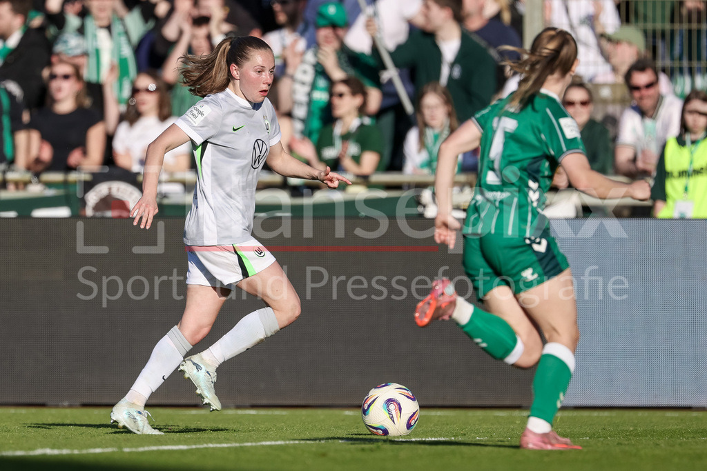 Fussball, Google Pixel Frauen-Bundesliga, SV Werder Bremen - VfL Wolfsburg | Janou Levels (VfL Wolfsburg, 15) am Ball, Einzelbild, Ganzkörper, Aktion, Action, Spielszene, DIE DFB-RICHTLINIEN UNTERSAGEN JEGLICHE NUTZUNG VON FOTOS ALS SEQUENZBILDER UND/ODER VIDEOÄHNLICHE FOTOSTRECKEN. DFB REGULATIONS PROHIBIT ANY USE OF PHOTOGRAPHS AS IMAGE SEQUENCES AND/OR QUASI-VIDEO.