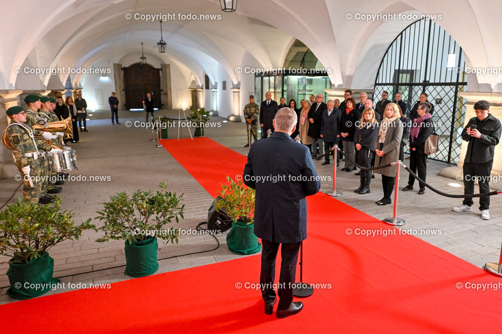 Kranzniederlegung mit LH Stelzer und VertreterInnen des Ooe. Landtags_ 31.10.2024-34 | 31.10.2024, Landhaus Linz AUT, Promenade, Kranzniederlegung 2024 zum Gedenken all jener, die in der Vergangenheit für Oberoesterreich Verantwortung getragen haben, im Bild LH Thomas Stelzer (VP, Landeshauptmann Ooe)