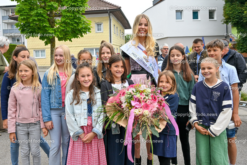 Hohenzell_ Empfang Miss Austria 2023_ Valentina Bleckenwegner_ 02.07.2023-35 | 02.07.2023, Hohenzell, AUT, Empfang Miss Austria 2023, Valentina Bleckenwegner, im Bild Valentina und kleine Fans