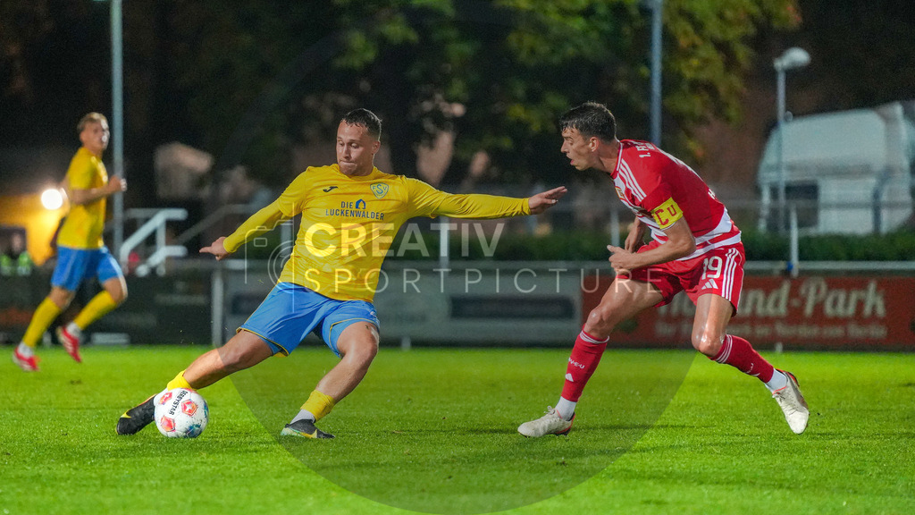 Fußball, Herren, Saison 2025/2026, Testspiel, Freundschaftsspiel, FSV 63 Luckenwalde vs. 1.FC Union Berlin, Mittwoch 08.10.2025, Werner-Seelenbinder-Stadion Luckenwalde, | Fußball, Herren, Saison 2025/2026, Testspiel, Freundschaftsspiel, FSV 63 Luckenwalde vs. 1.FC Union Berlin, Mittwoch 08.10.2025, Werner-Seelenbinder-Stadion Luckenwalde, Im Bild: Lucas Will (l. Luckenwalde) und Janik Haberer (r. Union) - Realisiert mit Pictrs.com