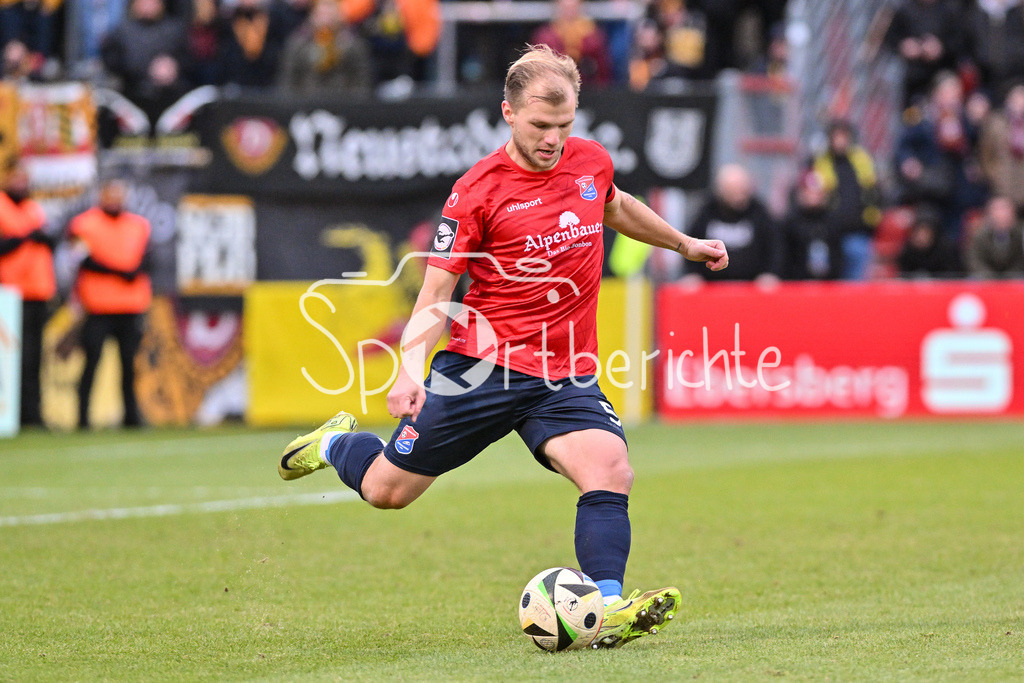 SpVgg Unterhaching - Dynamo Dresden | am Ball Johannes GEIS (SpVgg Unterhaching 5) / Freisteller / Einzelfoto / 3. Liga: SpVgg Unterhaching - Dynamo Dresden, Uhlsportpark am 21.12.2024