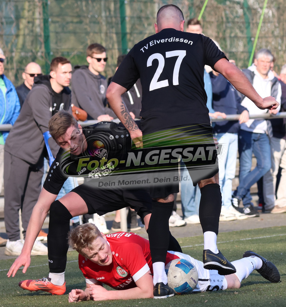 Bünder SV - TV Elverdissen | Auf dem Bild zu sehen: rot Bünder SV: Florian Finke ; schwarz TV Elverdissen v.l.: Philipp Schmidt, Valentyn Los Bünder SV, TV Elverdissen, Saison 25/26, Kreisliga A, Deutschland - Realisiert mit Pictrs.com