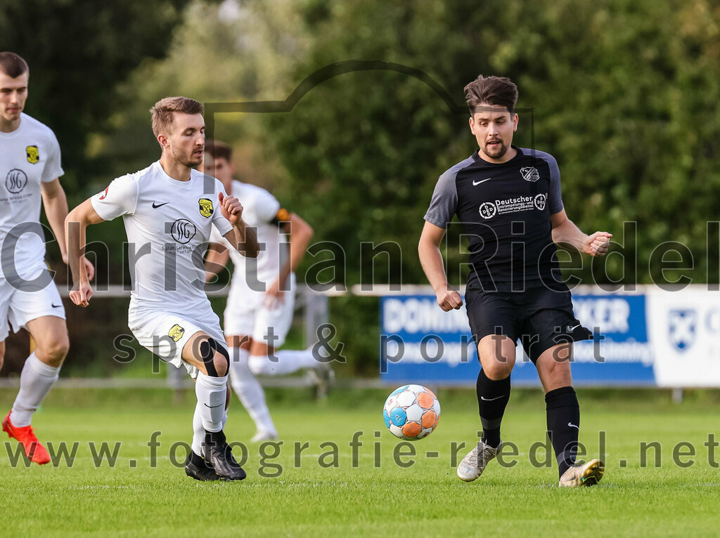 2023-08-08_012_FC_Moosinning_gegen_FC_Langengeisling | Moosinning, Deutschland, 08.08.2023:
Fußball, Bezirksliga Oberbayern Ost 2023 / 2024, 3. Spieltag, FC Moosinning gegen FC Langengeisling, Endergebnis: 0:4

Maximilian Lechner (FC Moosinning, #11), Maximilian Maier (FC Langengeisling, #10)

Foto: Christian Riedel / fotografie-riedel.net