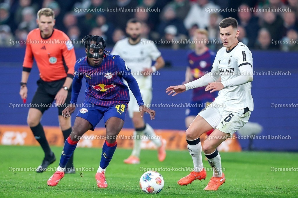 BMG28112501066 | 28.11.2025, Fußball, Borussia Mönchengladbach - RB Leipzig, 1. Fußball Bundesliga, 12.Spieltag, Borussia-Park, Saison 2025 2026: Yan Diomande (RB Leipzig #49) im Zweikampf gegen Yannik Engelhardt (Borussia Mönchengladbach #06)  DFB regulations prohibit any use of photographs as image sequences and or quasi-video.