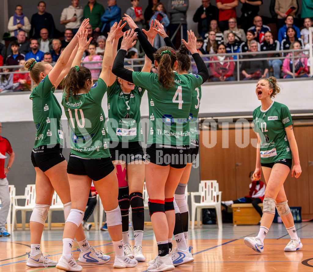 Volleyball I Frauen I Saison 2025-2026 I 2 Bundesliga Pro I 16. Spieltag VFL Oythe - TV Planegg-Krailling-08 | Freude bei den Spielerinnen der Planegg-Krailling Frauen - Realisiert mit Pictrs.com