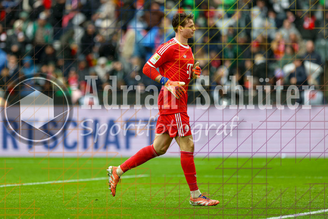 Borussia Mönchengladbach vs FC Bayern München - Bundesliga  | Mönchengladbach, Deutschland, 25.10.25:   Jonas Kurt Urbig (FC Bayern München) schaut waehrend des Spiels der Bundesliga zwischen Borussia Mönchengladbach vs FC Bayern München im Stadion im Borussia Park(Foto von Brauer-Fotoagentur / Adrian Schlueter)
