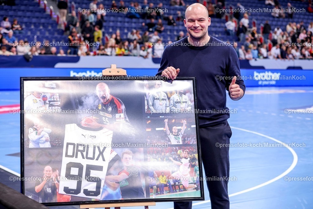 DHB15032502053 | 15.03.2025, Handball Ländespiel, EM-Qualifikation, Deutschland - Österreich, ZAG Arena Hannover: Verabschiedung von Paul Drux