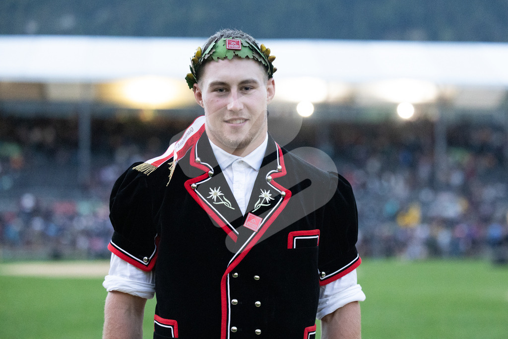 ESAF2025_Ehrung_7503 | Die Schwinger des Schwyzer Kantonalen Schwingerverbandes: Fotos, die Dynamik und Leidenschaft festhalten, sowie emotionale Momente aus dem traditionellen Schwingsport zeigen. - Realisiert mit Pictrs.com