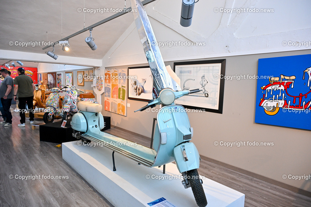 Italien_ Toskana_ Provinz Pisa_ Pontedera_ Vespa_ 29.05.2024-45 | 29.05.2024, Italien, ITA, Toskana, Pontedera im Bild Piaggio, Vespa, Museum

Piaggio ist ein italienischer Fahrzeughersteller mit Sitz in Pontedera. Das Unternehmen produziert verschiedene Mofas und Motorroller, unter anderem die Vespa, das Lastendreirad Ape sowie den Kleintransporter Porter. Zum Konzern gehören auch die Motorradmarken Aprilia, Derbi, Gilera, Laverda und Moto Guzzi. 
Quelle: Wikipedia