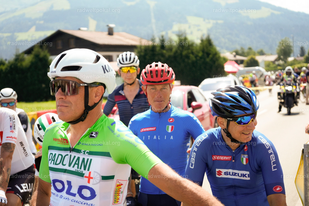 365_20230817_Bewerb_Maenner_Muehlanger | AUT - OESTERREICH, 2023-08-16: SPORT RENNRAD-FAHREN - 55. INTERNATIONALER RADWELTPOKAL IN ST. JOHANN IN TIROL  - Vintage-Radrennen mit WM-Bronze-Medaillen-Siegerin Christina Schweinberger, den Teilnehmer und Alexander Baumann (vom Orginastions-Team) - TAG 2 BEWERB MAENNER IN SECHS GRUPPEN  ; Foto: Roland Muehlanger