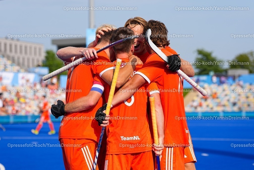 xydrx14082503008 | 14.08.2025, xydrx, Herren EuroHockey Championship 2025, Halbfinale, Niederlande - Frankreich, Sparkassenpark Mönchengladbach: Torjubel nach dem Tor zum 2:0 für die Niederländische Feldhockey Nationalmannschaft durch Torschütze Thierry Brinkman (NED #8) zusammen mit Thijs van Dam (NED #7)