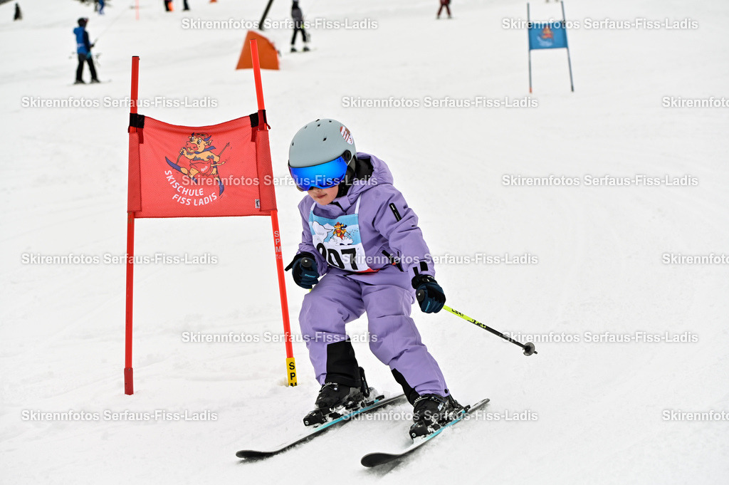 SRF_20.02.2026_1248 | Skirennfotos,Serfaus,Fiss,Ladis,Kinderskirennen,Winter,Tirol,Oberland,skirace,SFL,feelfree,weil wir's genießen,ski,Ski,skifahren,Sonnenplateau, - Realisiert mit Pictrs.com