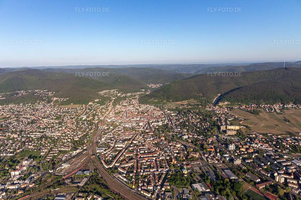 Luftbild: Gleisdreieck und Speyerbachtal in Neustadt an der Weinstraße im Bundesland Rheinland-Pfalz in Deutschland. Foto: IMG_120603.jpg vom 26.04.2020 durch Werner Riehm/FLY-FOTO.de