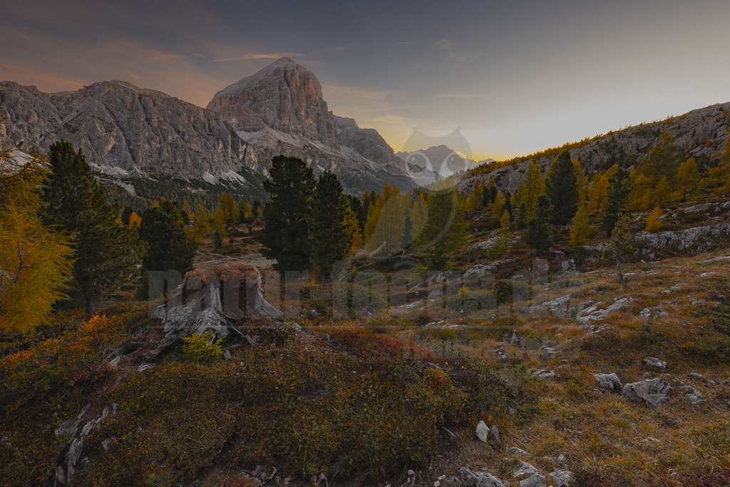 R5NF6841-20231012 | Die Tofane von Cortina d'Ampezzo. Drei Gipfel dominieren diese eindrucksvolle Kette, alle überragen eine Gipfelhöhe von 3.000 m: - Realisiert mit Pictrs.com