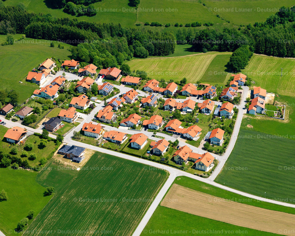 2724076 | OBERNDORF 19.05.2007 Landwirtschaftliche Nutzflächen und Feldgrenzen  umsäumen das Siedlungsgebiet des Dorfes in Oberndorf im Bundesland Bayern, Deutschland // Agricultural land and field boundaries surround the settlement area of the village  in Oberndorf in the state Bavaria, Germany Foto: Gerhard Launer