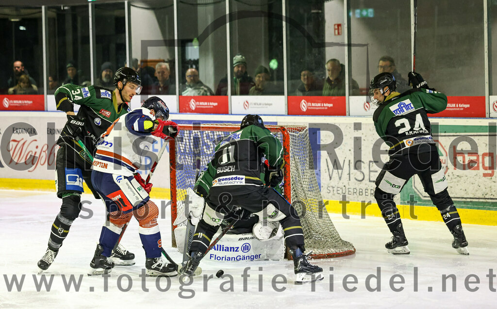 2023-03-03_031_TSV_Erding_gegen_ESC_Kempten | Erding, Deutschland, 03.03.2023:
Eishockey, Bayernliga Playoffs 2022 / 2023, Viertelfinale, TSV Erding gegen ESC Kempten, Endergebnis: 9:3

Bastian Cramer (Erding Gladiators, #34), Sebastian Busch (Erding Gladiators, #11), Torwart Christoph Schedlbauer (Erding Gladiators, #31), Lukas Krämmer (Erding Gladiators, #24)

Foto: Christian Riedel / fotografie-riedel.net