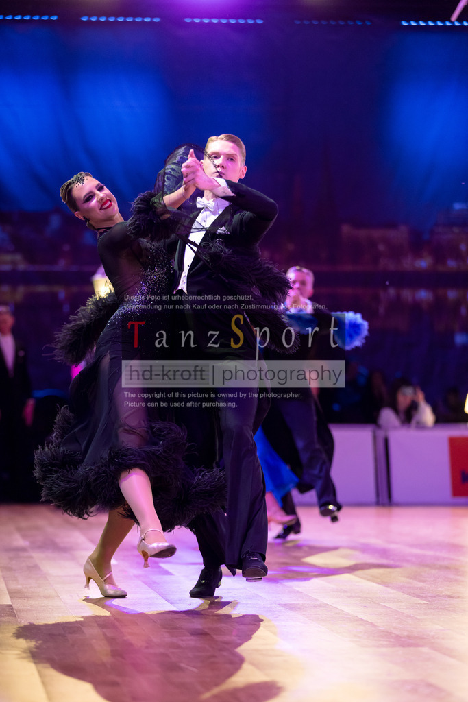 20241215_WDSF_Int_Open_Std-Riga-8947 | Tanzsportbilder, Standardtanz, Lateintanz, WDSF, DTV, LTVB, dancecomp, goc, hessen tanzt, blaues band der spree, walzer, tango, wiener walzer, slowfox, quickstepp, samba, rumba, cha-cha-cha, paso doble. jive, hd-kroft photography, turniertanzsport