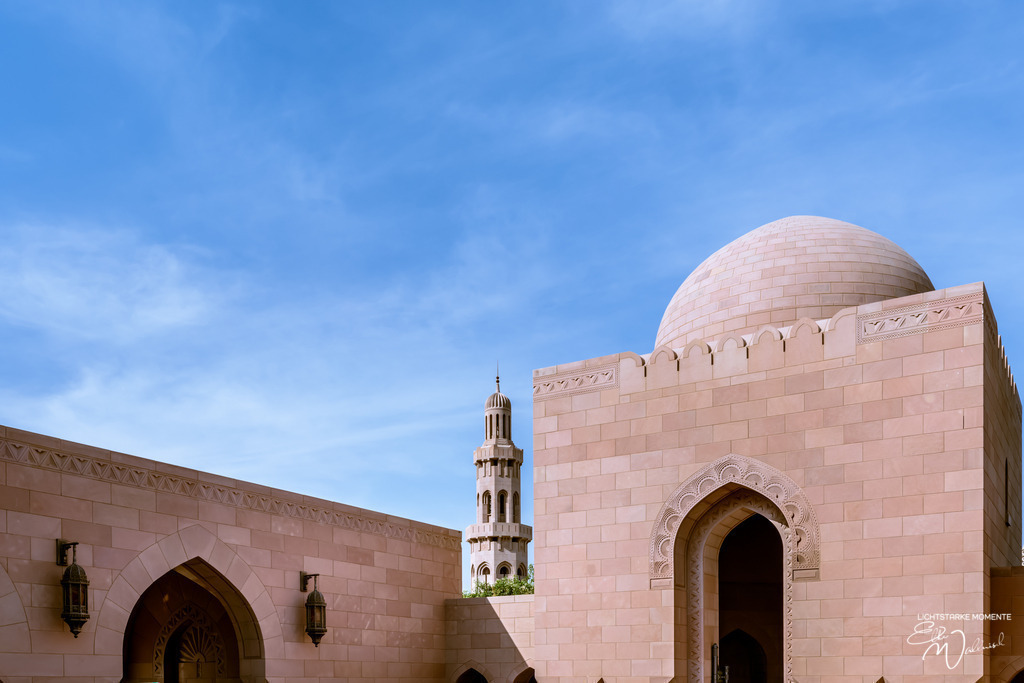 Sultan Qaboos Grand Mosque, Muskat | Herzlich willkommen auf meiner Seite! Ich bin Elke Wallnisch, Deine Fotografin für lichtstarke Momente. Der Name steht für alles, was mich mit der Fotografie verbindet: Das Licht und seine machtvolle Wirkung auf eine Situation oder unsere Stimmung - Realisiert mit Pictrs.com