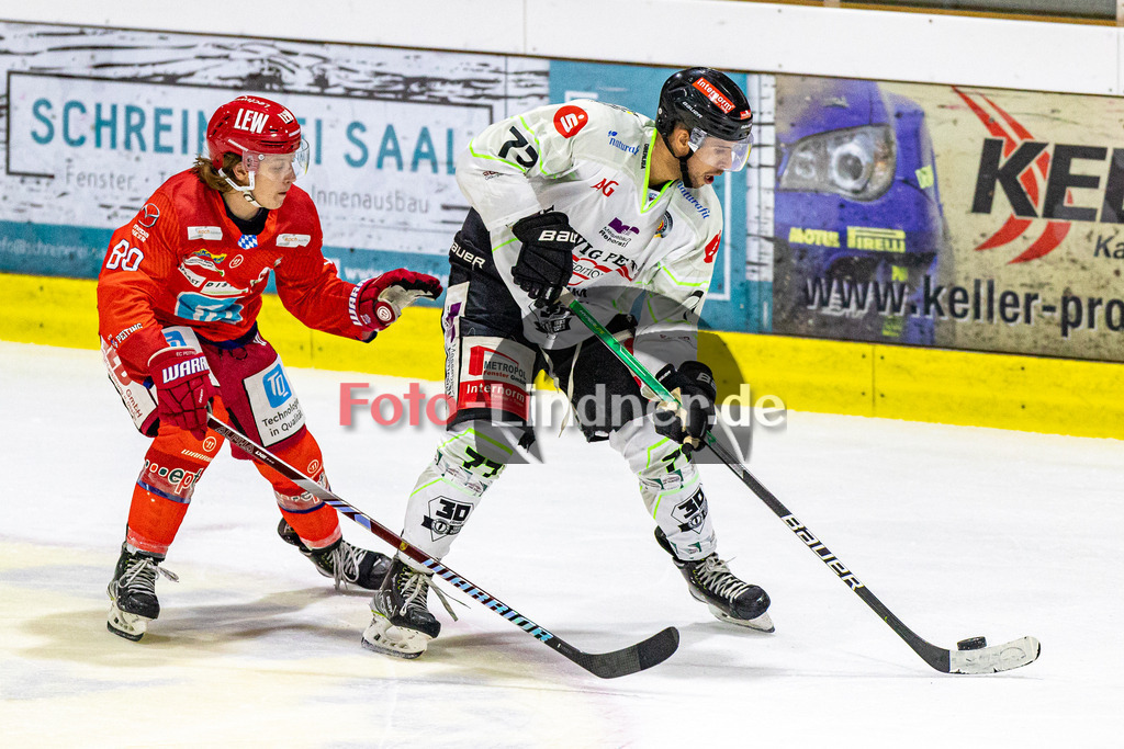 EC Peiting vs Höchstadter EC Alligators | Eishockey Oberliga Süd 2023/2024, EC Peiting vs Höchstadter EC Alligators
Duell zwischen Michail GUFT-SOKOLOV (HEC 77) und Markus CZOGALLIK (ECP 80),
2023-10-01 in Peiting (Eisstadion)
77 Michail GUFT-SOKOLOV (HEC 77), 80 Markus CZOGALLIK (ECP 80)
Copyright: FotoLindner