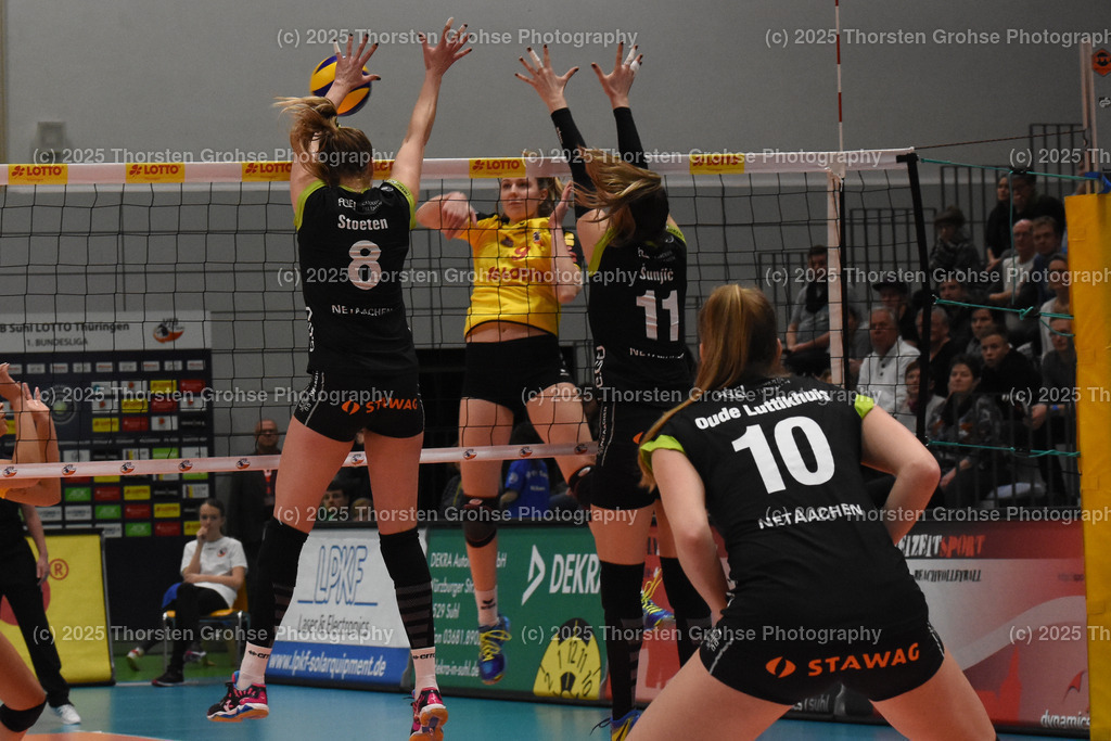 VBL VFB SUHL vs. LADIES IN BLACK AACHEN | Aachen in SCHWARZ gegen Suhl in GELB; VBL VFB SUHL vs. LADIES IN BLACK AACHEN, Volleyball-Bundesliga Frauen am 03.02.2018 in der Multihalle in Meiningen, (Deutschland) - Realisiert mit Pictrs.com
