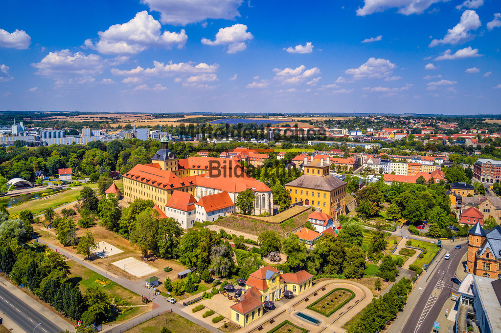 Schloss Zeitz-0014 Luftbild LU | Die Luftaufnahmen zeigen Zeitz aus unterschiedlichen Perspektiven. Eine Übersichtsaufnahme dokumentiert die Stadt in ihrer Gesamtheit, während die Drohnenaufnahme das Schloss Moritzburg mit seiner historischen Anlage in den Mittelpunkt stellt. Gemeinsam vermitteln die Bilder einen umfassenden Eindruck der Stadt.
 - Realisiert mit Pictrs.com