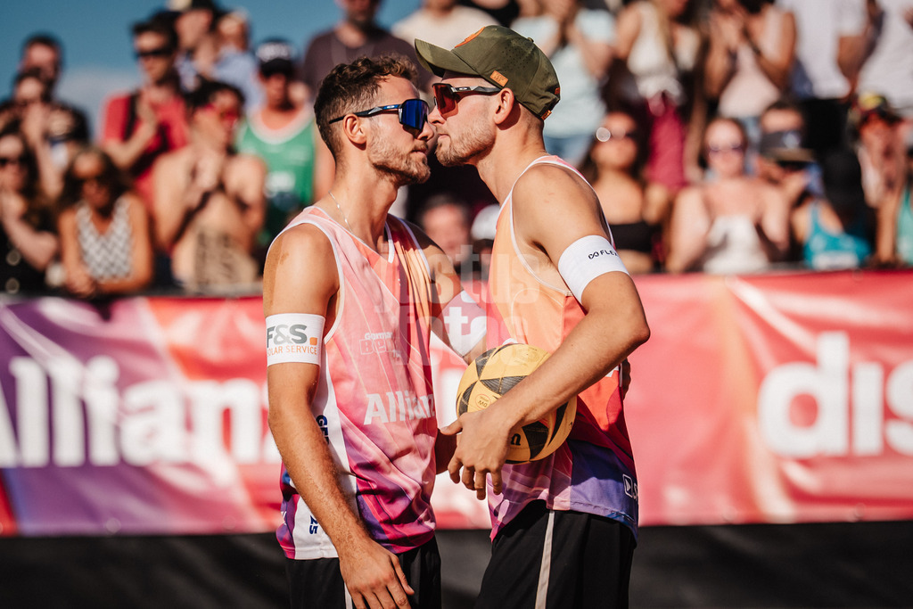 Beachvolleyball | Männer | Allianz German Beach Tour 2025 | Tourstop München | 13.07.2025 | v.l. Jonas Sagstetter und Benedikt Sagstetter