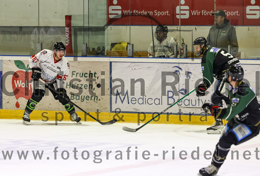 2022-11-06_049_TSV_Erding_gegen_EHC_Koenigsbrunn | Erding, Deutschland, 06.11.2022:
Eishockey, Bayernliga 2022 / 2023, 11. Spieltag, TSV Erding gegen EHC Königsbrunn, Endergebnis: 1:7

David Farny (EHC Königsbrunn, #67), Florian Zimmermann (Erding Gladiators, #5)

Foto: Christian Riedel / fotografie-riedel.net