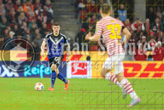 1. FC Köln vs Hamburger SV - 1. Bundesliga  | Köln, Deutschland, 02.11.25:   Nicolai Remberg (Hamburger SV) in Aktion am Ball, Einzelaktion waehrend des Spiels der Bundesliga zwischen  1. FC Köln vs Hamburger SV in der RheinEnergieStadion(Foto von Brauer-Fotoagentur / Adrian Schlueter)