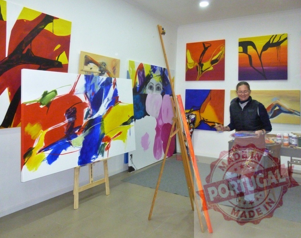 Artist painting abstract artwork in her studio | Female artist creating colorful abstract painting on canvas in an art studio - Realisiert mit Pictrs.com