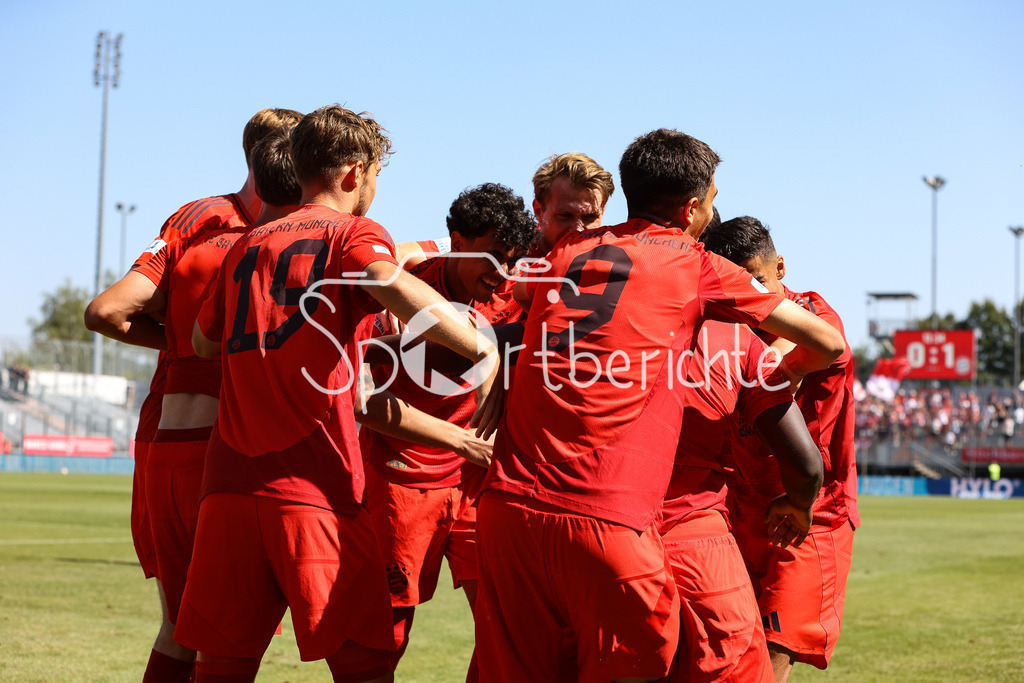 FC Würzburger Kickers - FC Bayern Amateure | jubel nach dem Treffer zum 0-1 durch Nestory IRANKUNDA (FC Bayern München II #7) / Tor / Freude / Happy / Torschuetze / Flick Flack / Salto / Regionalliga Bayern: FC Würzburger Kickers - FC Bayern München II, AKON Arena am 24.08.2024